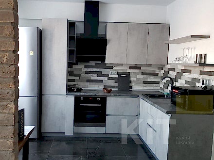 Кухня в стиле лофт с открытыми полками для хранения - фото - 1