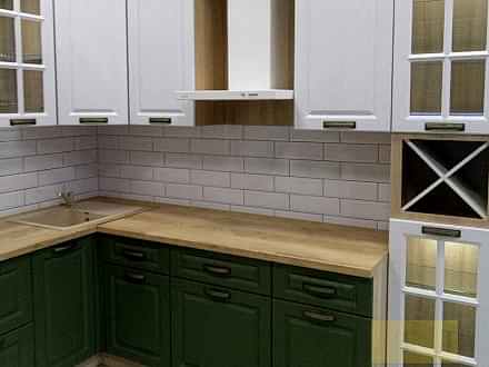 Неоклассическая кухня с витриной для коллекции вина - фото - 1