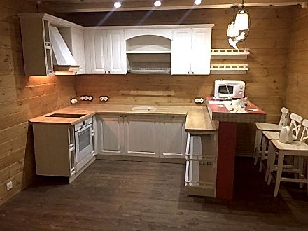 Неоклассическая кухня П-образной формы в загородный дом - фото - 1