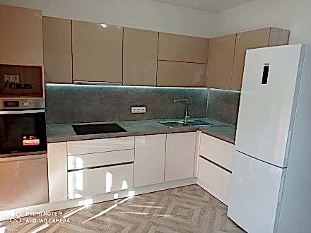 Современная кухня с глянцевыми фасадами бежевого и белого цвета - фото - 2