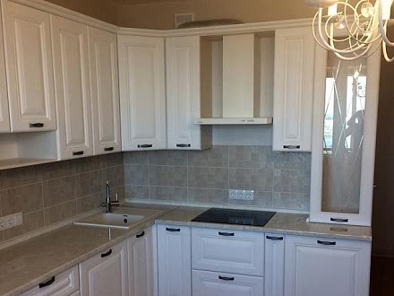 Угловая неоклассическая кухня в небольшое помещение - фото - 1