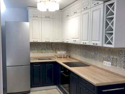 Кухня в стиле неоклассика с контрастными темно-серыми и белыми фрезерованными фасадами - фото - 1