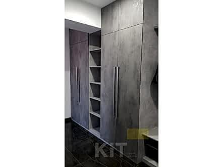 Встроенный распашной шкаф с открытыми полками для хранения - фото - 1