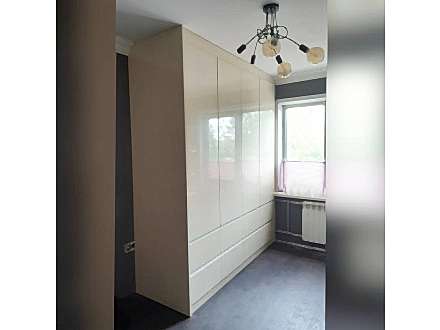 Распашной шкаф для спальни без ручек - фото - 1