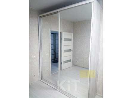 Шкаф-купе с зеркальными дверями - фото - 1