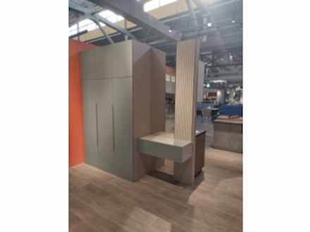 Распашной трехдверный шкаф для прихожей с подвесной тумбой - фото - 1