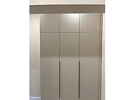 Прихожая в современном стиле с трехдверным шкафом и подвесной тумбой - фото - 4