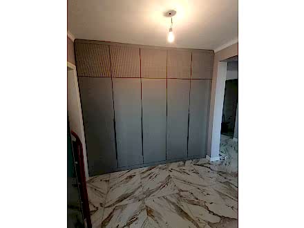 Встроенный распашной шкаф в современном стиле под потолок - фото - 1