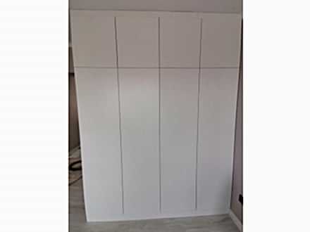 Распашной шкаф в современном стиле: без ручек, с рифлеными фасадами - фото - 1