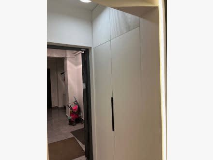 Встроенный распашной шкаф для прихожей - фото - 1