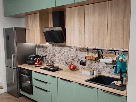 Современная кухня под потолок с мятными фасадами - фото - 1