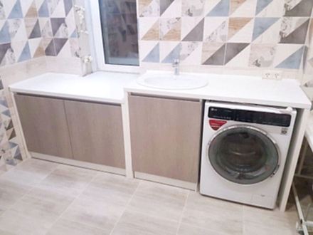 Двухуровневая тумба в ванную комнату с окном - фото - 1