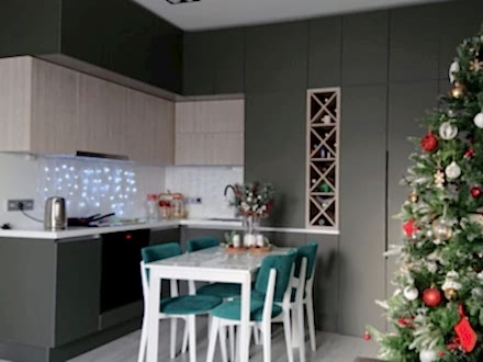 Современная угловая кухня с высокой винной полкой и просторным бакалейным шкафом - фото - 2