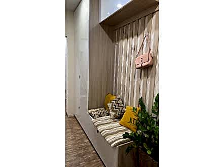 Прихожая со скамейкой, распашным шкафом и антресолями - фото - 1