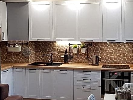 Неоклассическая кухня с деревянной столешницей - фото - 2