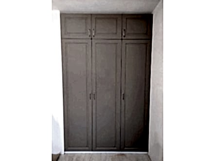 Встроенный распашной шкаф в прихожую - фото - 2