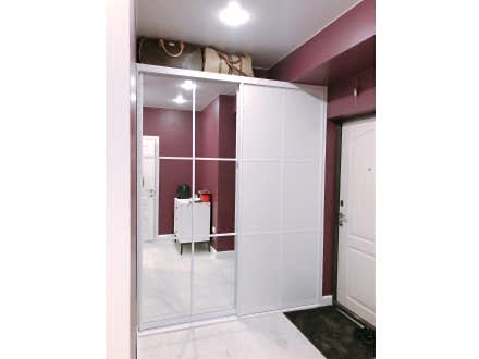 Стильный шкаф-купе с зеркалом в прихожую - фото - 1