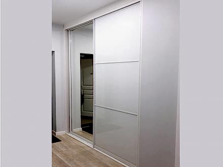 Встроенный шкаф-купе с зеркалом в прихожую - фото - 1