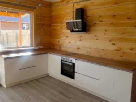 Современная кухня без верхних навесных шкафов в загородный дом - фото - 1