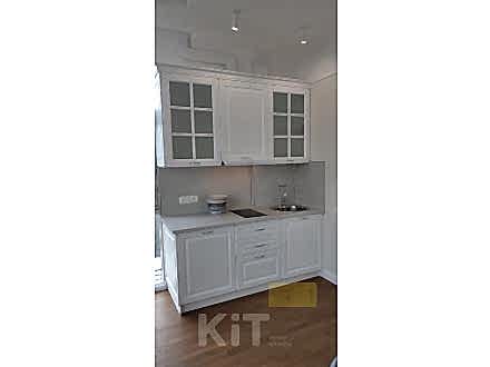 Белая мини-кухня в стиле неоклассика - фото - 1