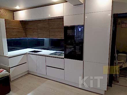 Угловая кухня с интересной геометрией - фото - 1