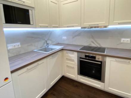 Угловая неоклассическая кухня в потолок с рамочными фасадами - фото - 4