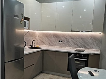 Угловая современная кухня с глянцевыми белыми фасадами и контрастной серой нижней базой - фото - 2