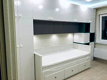 Мебель в детскую комнату с антресольными шкафами над кроватью - фото - 1