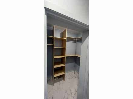 Просторная гардеробная с зеркальной дверью-купе - фото - 4