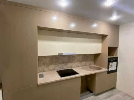 Современная кухня в потолок с бежевыми глянцевыми фасадами - фото - 1