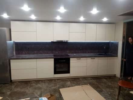 Белая кухня в современном стиле с каменной столешницей и фартуком - фото - 1