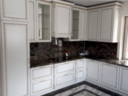 Белая угловая классическая кухня с роскошным декором - фото - 2