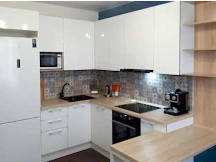 Угловая современная кухня с барным полуостровом - фото - 1