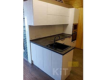 Белая угловая кухня в современном стиле в загородный дом - фото - 1