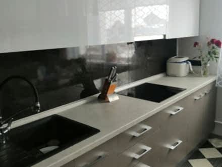 Современная прямая кухня с бело-серыми фасадами - фото - 1