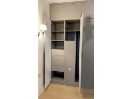 Распашной шкаф с удобной системой хранения - фото - 2