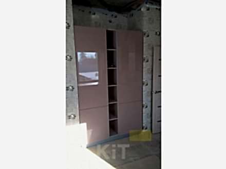 Распашной шкаф в современном стиле с глянцевыми фасадами - фото - 1