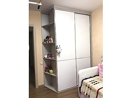 Шкаф-купе в детскую с торцевым стеллажом - фото - 1