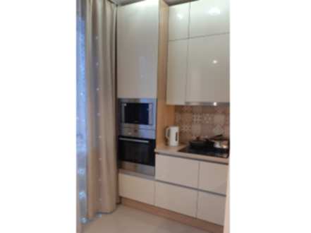 Угловая современная кухня совмещенная с распашным шкафом в гостиной - фото - 3