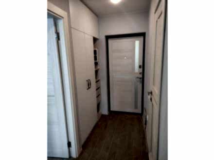 Встроенный распашной шкаф в прихожую с открытыми полками - фото - 1