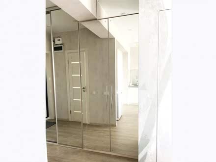 Встроенный полностью зеркальный шкаф-купе - фото - 1