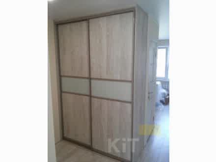 Шкаф-купе с фасадами под дерево - фото - 1