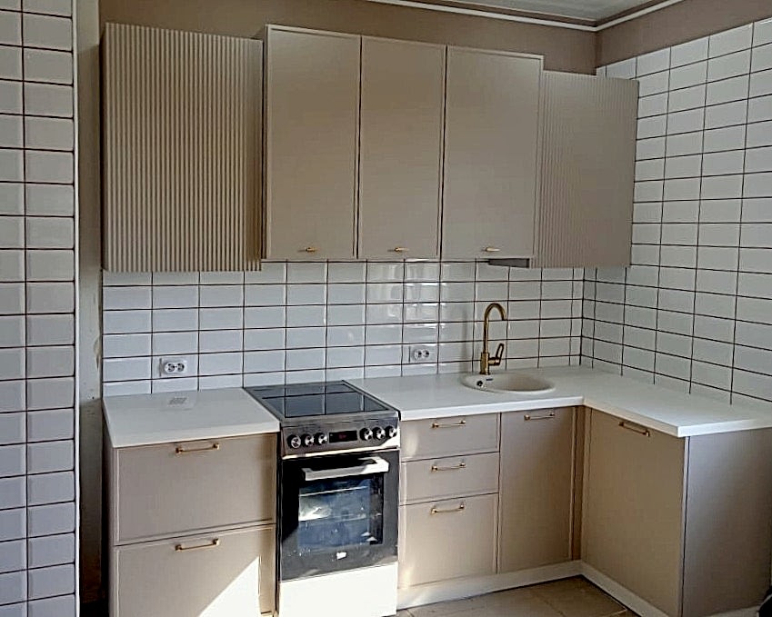 Нежная неоклассическая кухня с рифлеными фасадами - фото - 1