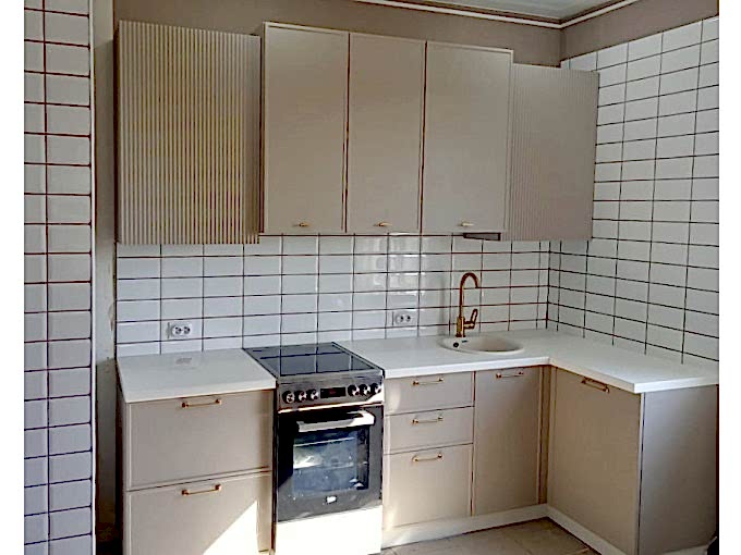 Нежная неоклассическая кухня с рифлеными фасадами - фото - 1