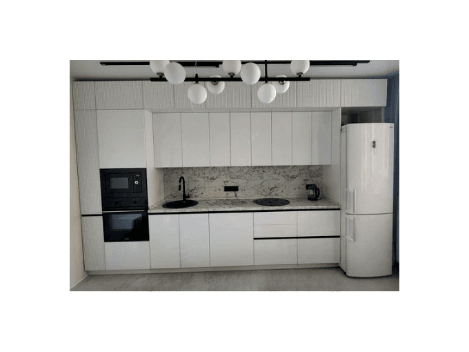 Современная белая кухня до потолка, без ручек - фото - 2