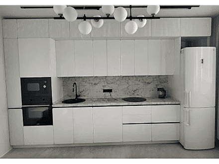 Современная белая кухня до потолка, без ручек - фото - 2