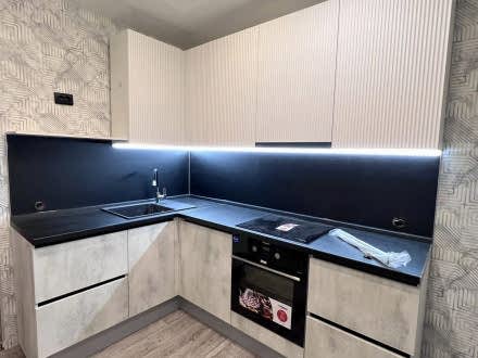 Угловая кухня с рифлёными фасадами в стиле лофт - фото - 6