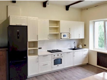 Неоклассическая кухня вкусного кремового цвета - фото - 1