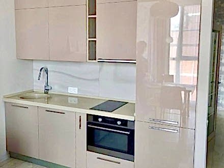 Современная кухня под потолок в кофейном цвете - фото - 1