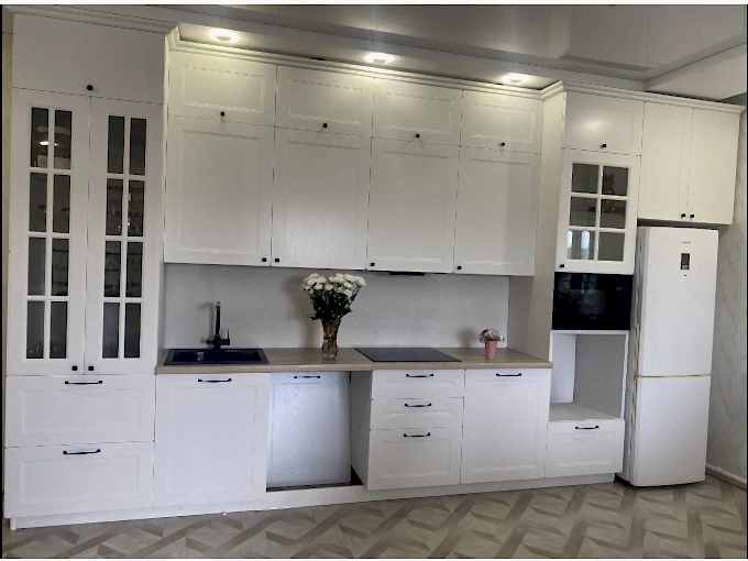 Просторная белая кухня в стиле неоклассика - фото - 1